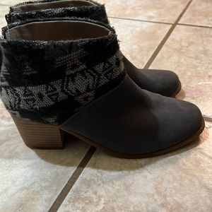 Toms suede Leila booties